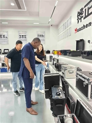 Los clientes de Benin visitan la sede eléctrica de Huazheng para su inspecció...